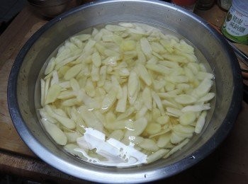 step4: 用白開水清洗過嫩薑，然後在泡入白開水中3個小時!!!
