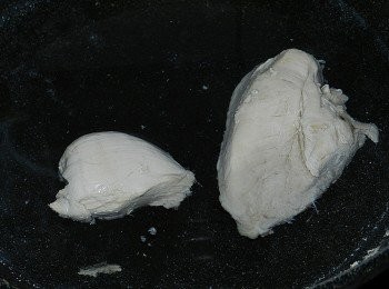 step1: <a href="https://bit.ly/3EZL8dD" target="_blank" data-keyword="雞胸" class="guide-link"><strong>雞胸</strong></a> <span style="display:inline-block;vertical-align:middle;margin-top:-3px;color:initial;border-radius:3px;padding:2px 3px;font-size:12px;line-height:14px;background:#87d300;color:#fff;">即買</span> 肉入冷水，煮滾後再煮15~20分，拿筷子刺較厚部位，五秒後沒血水流出就可以取出