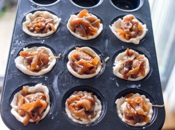 step4: 在上面鋪上焦糖洋蔥，放入已預熱180度焗爐，焗約12分鐘或至酥皮金黃色即成！