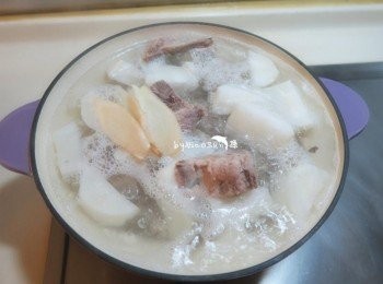 step3: 放入薑片煮滾.蓋上鍋蓋轉小火慢熬30分