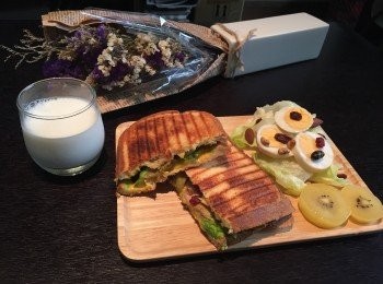 step8: 壓得焦脆的帕尼尼
裝在超有質感的木盤中
旁邊隨意地擺上一些沙拉、水果
是不是看起來就很像外面賣的早午餐套餐呢！
  
(P.S：沙拉我是用美生菜、水煮蛋
再撒上一些<span class="group_2">無調味</span>堅果 就是既好吃又健康的一道菜了)