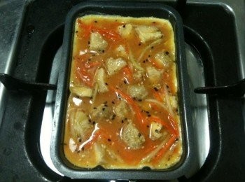 step4: 【製作鮮蔬雞肉蛋】：取出玉子燒專用平底鍋（這種平底鍋很迷你，很適合拿來做有厚度的蛋，39元商店有在賣），在鍋底抹上用餐巾紙沾取的苦茶油，開小火，將步驟3放入，待蛋液兩面都呈「恰恰」的狀態時，鮮蔬雞肉蛋就完成了。