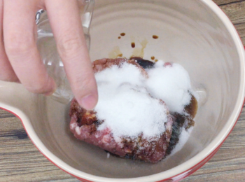 step1: 將買回來的碎豬肉,加入所有調味拌勻。