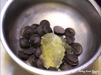 step13: 淋面用的<span class="group_4">鏡面巧克力</span>作法：
1.先將吉利丁泡於熱水中溶解
2.在另一個碗內放入巧克力，再倒入已溶解的吉利丁水備用