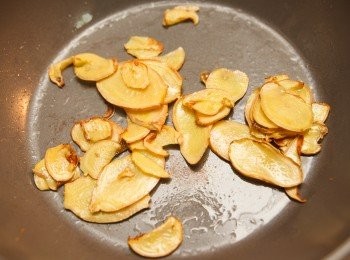 step1: 首先起油鍋後，將薑片下鍋煸香。