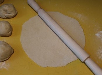 step3: 把麵糰分為4至5份，洒麵粉於檯上，用麵粉掍輾至喜歡的厚度