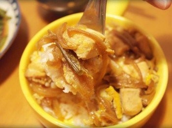 step6: 雞肉親子丼飯一點也不難呢:) 簡單料理就跟外頭賣的一樣囉~~ 而且加了蛋白去醃的雞肉吃起來好柔嫩耶!!! 一定要試試看唷!!!