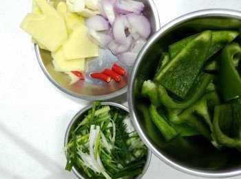 step2: 將青椒切件，薑，蔥頭切片，蔥切段。