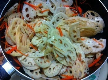 step5: 加入紅蘿蔔絲炒軟，再加入蓮藕片同炒。