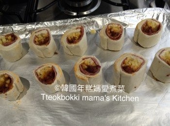step10: 焗盤上鋪上baking paper, 不過年糕媽媽沒有baking paper 唯有鋪錫紙，(baking paper不會粘底)
