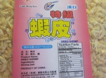 step1: 虾皮的一大特点是矿物质数量、种类丰富，除了含有陆生、淡水生物缺少的碘元素，铁、钙、磷的含量也很丰富，每100克虾皮钙和磷的含量为991毫克和582毫克。所以，虾皮素有“钙库”之称。虾皮的营养价值很高，就以衡量营养价值高低的蛋白质含量来说，每100克虾皮含39.3克，大大高于大黄鱼、黄缮、对虾、带鱼、鲳鱼等水产品及牛肉、猪肉、鸡肉等肉制品。