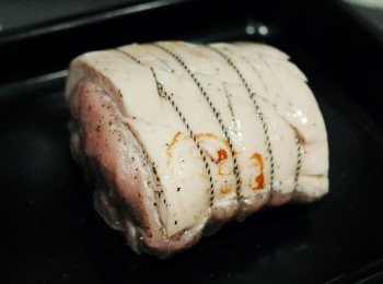 step2: 在豬肉及豬皮上灑上鹽及黑胡椒粉，用手“按摩”豬肉，再在豬皮上塗一層油（什麼油也可），放在烤盤內