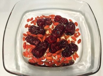 step3: 將紅棗與枸杞洗淨後，以米酒蓋滿<span class="group_1">食材</span>並浸泡。