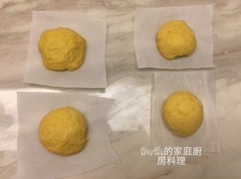 step4: 取出麵糰揉成長條，分割成小塊，滾圓，放在饅頭紙上（用烘培紙裁切也可），移至鍋中約15-20分鐘做2次發酵