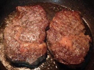 step3: 煎到從側邊看，牛肉變色部份已約為厚度的ㄧ半時，即可翻面。 翻面後約再煎3分鐘左右（煎的同時要用鍋鏟略壓牛肉讓其與鍋面確實接觸），放入奶油，並用湯匙把奶油舀到牛肉上。以鍋鏟按壓感受牛肉的軟硬度，當鍋內奶油顏色轉深時，牛肉約為5分熟，便可起鍋。 如喜歡吃熟點的話就是煎的時間再延長1-2分鐘。