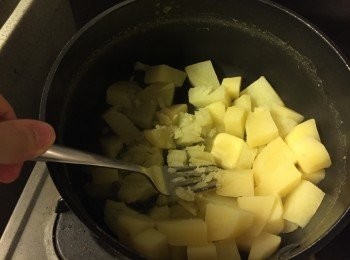 step4: 用叉壓爛薯粒