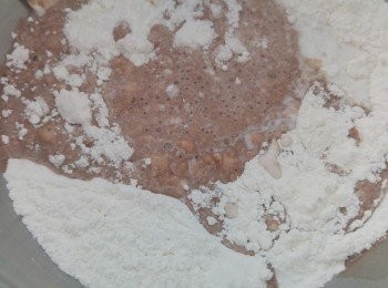 step3: 將朱古力奶和椰漿加入,再用電動打蛋器攪拌到沒有光滑。