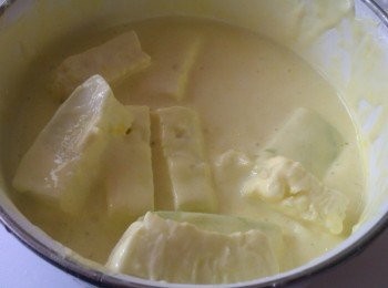 step1: 將酥炸粉條成糊狀，把絲瓜切為細長條，放入粉糊中均勻沾裹