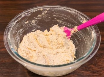 step5: 曲奇底做法：把步驟 2 之乾性材料分成三次加入，每次加入後以低速打勻。完成後包好放入雪櫃冷藏室靜置 30 分鐘。