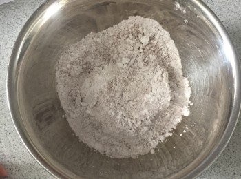 step2: 把粉類過篩，加入砂糖、牛油、雞蛋。