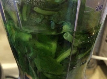 step2: 菠菜撈起，放進攪拌機加入水份，攪成菠菜蓉。