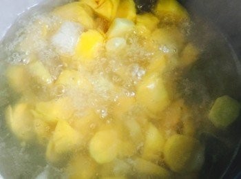 step2: 水滾後落薑塊、蕃薯，滾起轉中火煮約20分鐘至蕃薯稔、薑味出。