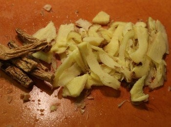 step2: 購買已清除內臟並處理好的鴨，切大塊，洗淨並瀝乾水分；薑不需去皮，洗乾淨後用刀背拍扁，再切小塊。