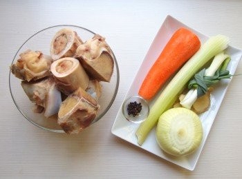 step1: 準備材料，先將牛大骨汆燙過。將青蔥打成結狀。