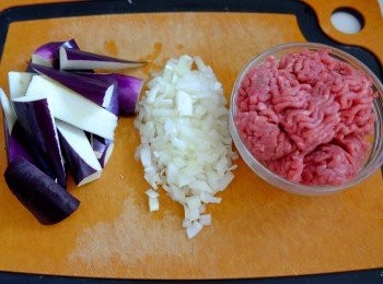 step2: 茄子切塊，洋蔥切碎。