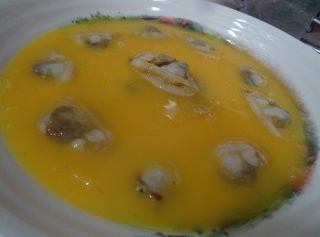 step4: 再放入蜆肉,  放入蒸爐， 用90度蒸15分鐘
（如用明火， 則蓋上錫紙， 中火蒸12分鐘便完成。 )