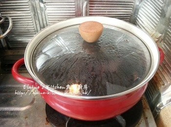 step6: 蓋上蓋轉慢火煲1小時至黑糯米及紅豆腍身