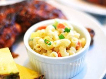 step9: 出爐後靜置10分鐘，待肉汁重新分佈，佐通心粉沙拉、洋蔥及鳳梨片享用

※ 鍋底肉汁撇去部分油脂後可以拿來做沾醬，滋味超棒！