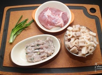 step1: 蓮藕去皮洗乾淨切成細粒, 豬肉剁碎