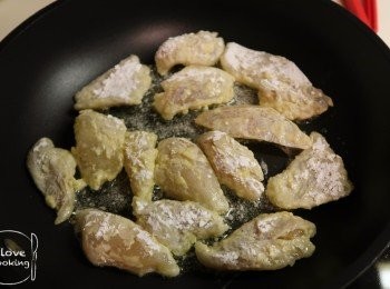 step6: 放入鑊內半煎炸直到石斑塊熟透 (如不嫌麻煩用油炸當然更香口啦~)