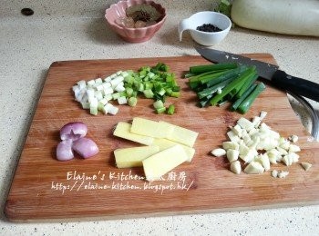 step2: 薑去皮切片 , 蒜頭去衣切粒 , 乾蔥頭去衣拍扁 , 蔥一半切段 , 一半切粒