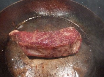 step6: 將牛排每面都煎至焦香(鎖住肉汁)。