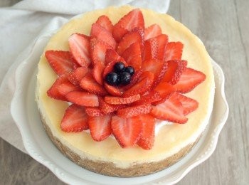 step7: 蛋糕待涼後，放入雪櫃存放一整夜，可在蛋糕面上塗一層酸忌廉或果醬，再加上裝飾即成！