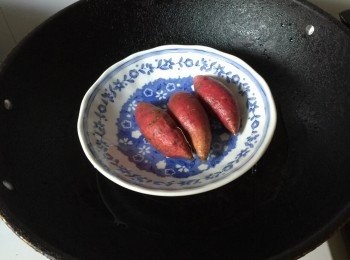 step1: 蕃薯先清洗乾淨，隔水蒸15分鐘，去皮搓成蓉。