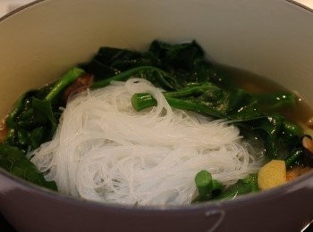 step5: (5) 加雞湯，最後加入粉絲煮滾