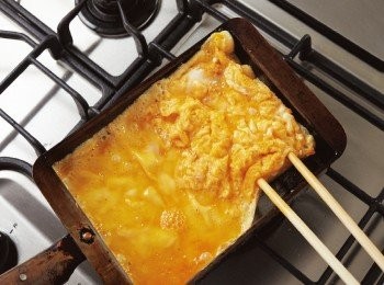 step6: 待流入下方的蛋汁附著於煎蛋，用長筷從側面插入。