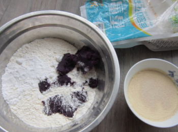 step2: 稱好麵粉到入盆中，牛奶稍稍加熱放上酵母化開。