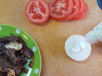 step9: 將小麵包切半，在包上塗上沙律醬。