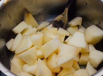 step2: <span class="group_1">蘋果</span>去皮切細粒, 放入煲中加入檸檬汁煮至軟身