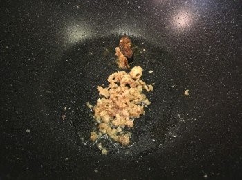 step2: 中火開鑊，加入一湯匙油，中火慢慢炒香咸魚，
炒到咸魚香味出之後，轉大火把<a href="https://bit.ly/2ZxapeY" target="_blank" data-keyword="雞扒" class="guide-link"><strong>雞扒</strong></a> <span style="display:inline-block;vertical-align:middle;margin-top:-3px;color:initial;border-radius:3px;padding:2px 3px;font-size:12px;line-height:14px;background:#87d300;color:#fff;">即買</span> 加入一齊炒。