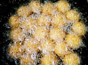 step5: 涼油下鍋炸，不停用筷子翻動，至麻團表面色澤金黃即可。