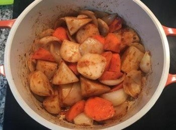 step7: 再加入醬油及糖炒勻；