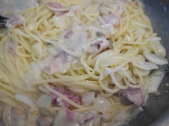 step5: *加入義大利麵拌勻以及帕梅森起司粉。  *加入義大利麵拌勻以及帕梅森起司粉。