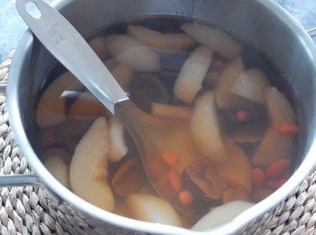 step2: 然後下杞子，再煮5分鐘即成！