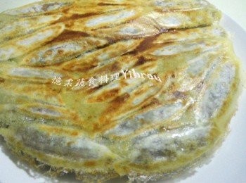 step2: 蓋上鍋蓋，開大火水滾後轉中小火，續煎至水乾，打開鍋蓋，水份煮乾後，鍋底即會呈現網狀冰花圖樣。 將煎好的冰花煎餃直接倒扣在盤子上，即可上桌享用了喔!