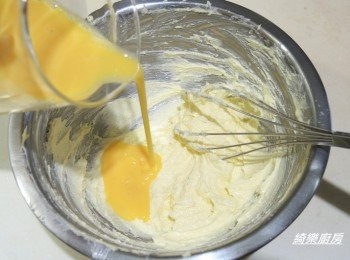 step3: 雞蛋打散分4-5次加入,每次都要攪拌均勻才加下一次